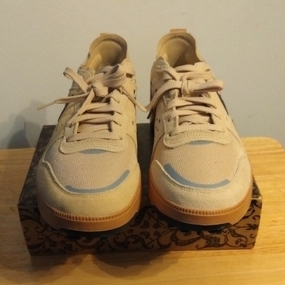 New Nikes Men\'s Beige and Blue Sneakers
